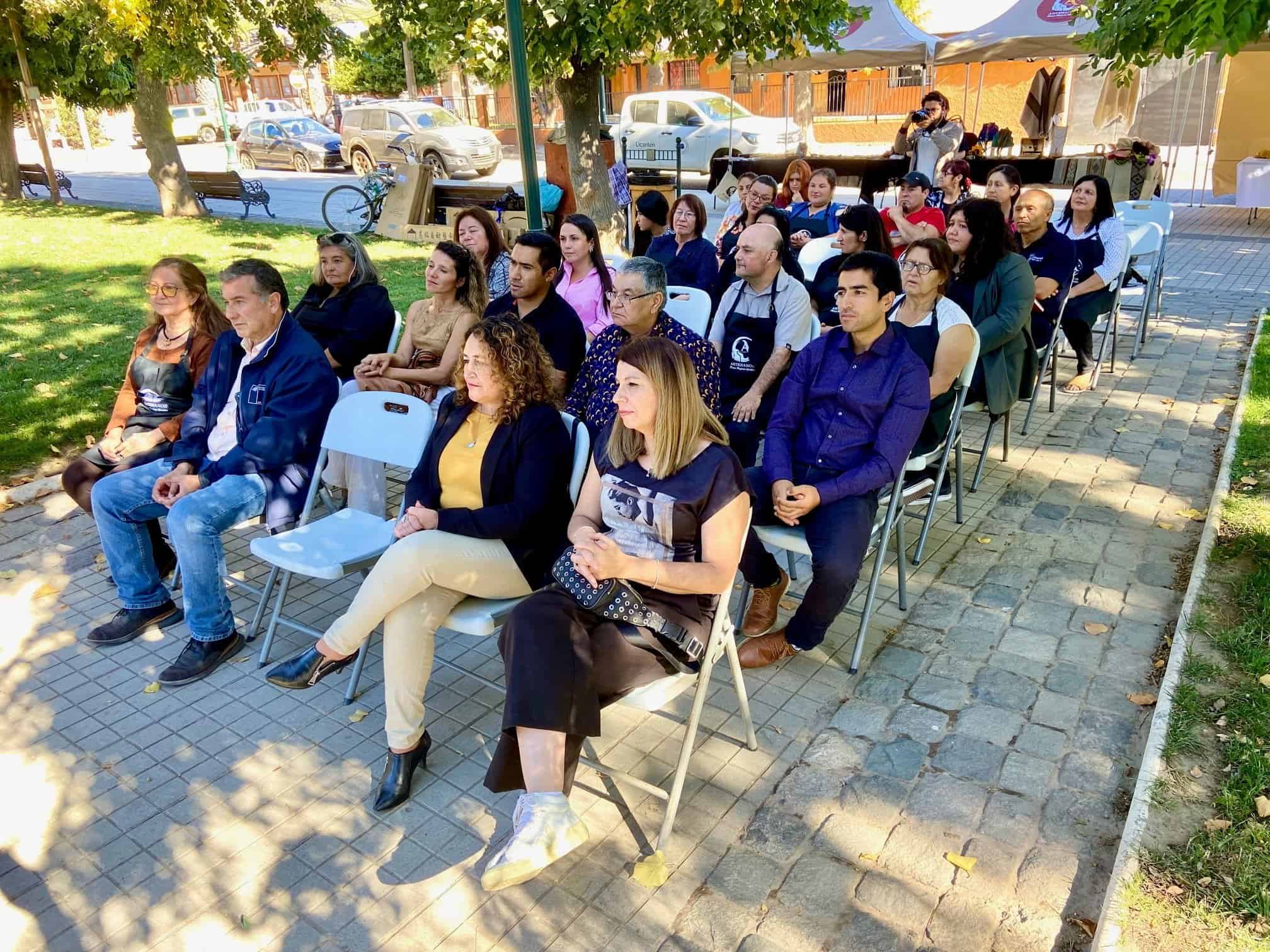 Artesanos de Licantén beneficiados por el programa del FOSIS, mostrando sus productos y el nuevo equipamiento adquirido