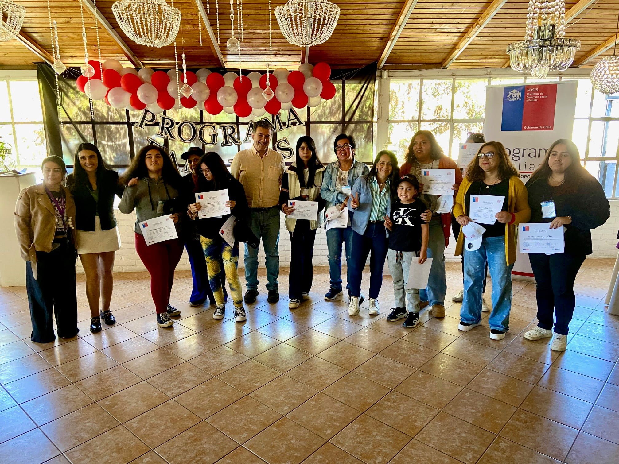 Familias participando en actividades educativas en Cauquenes