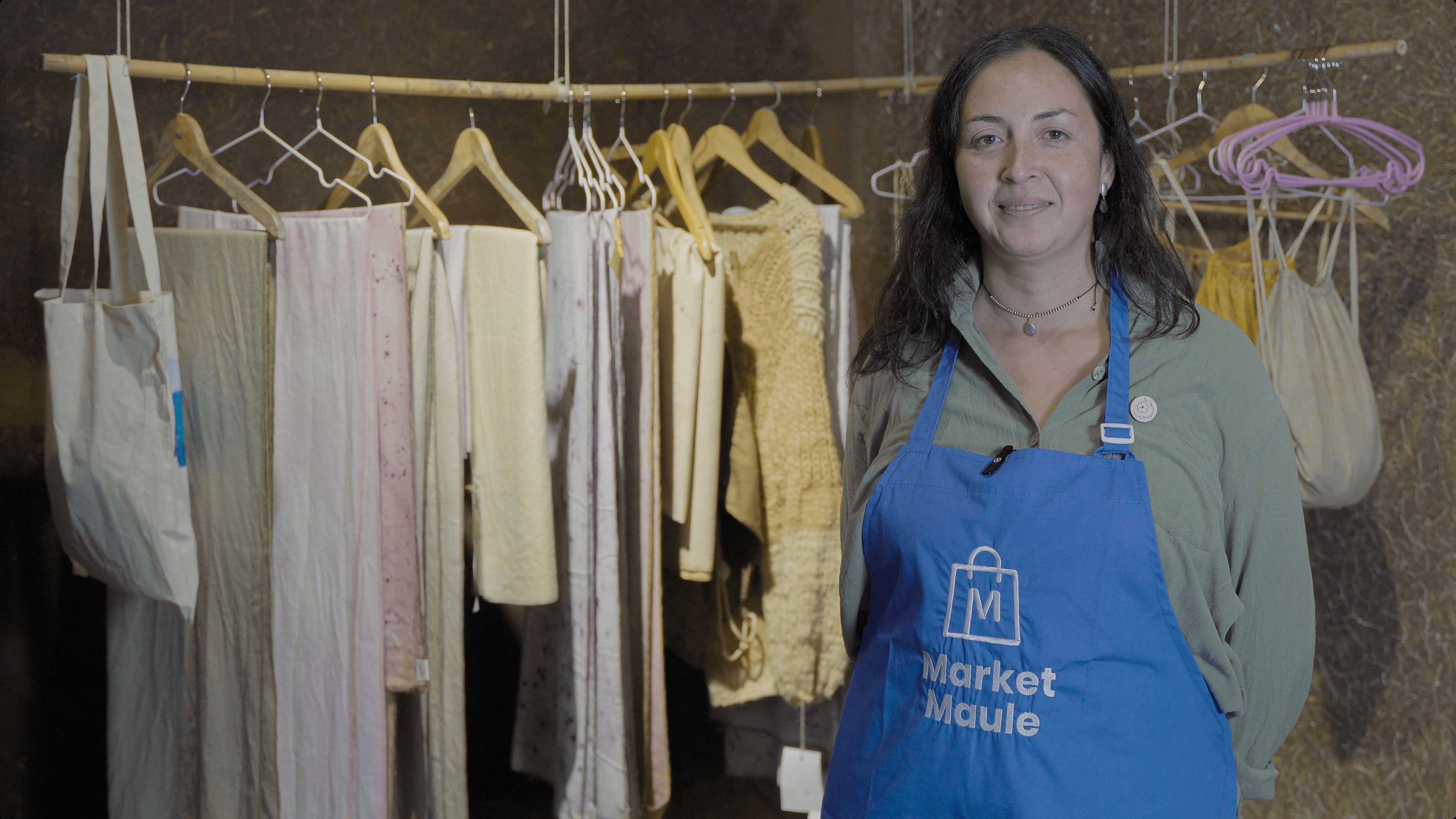 Marcela Ibañez trabajando en su taller de tintorería tradicional "Correvuela" en Rari, mostrando técnicas de teñido artesanal.