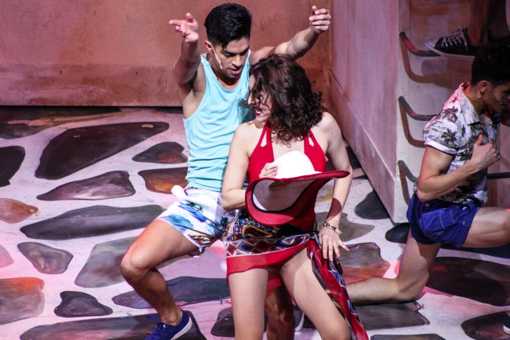 Elenco de Mamma Mia presentándose en el escenario del Teatro Municipal de Viña del Mar